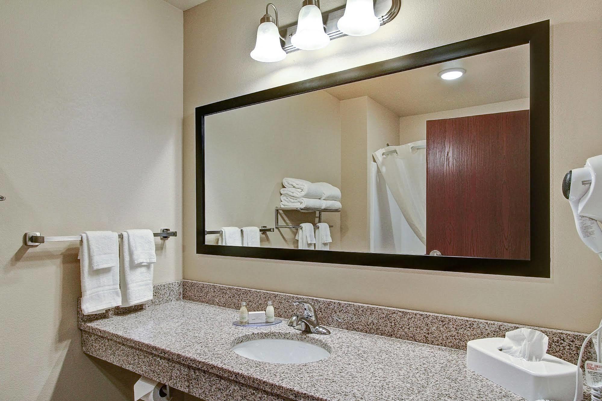 Cobblestone Hotel&Suites Pulaski/Green Bay Buitenkant foto
