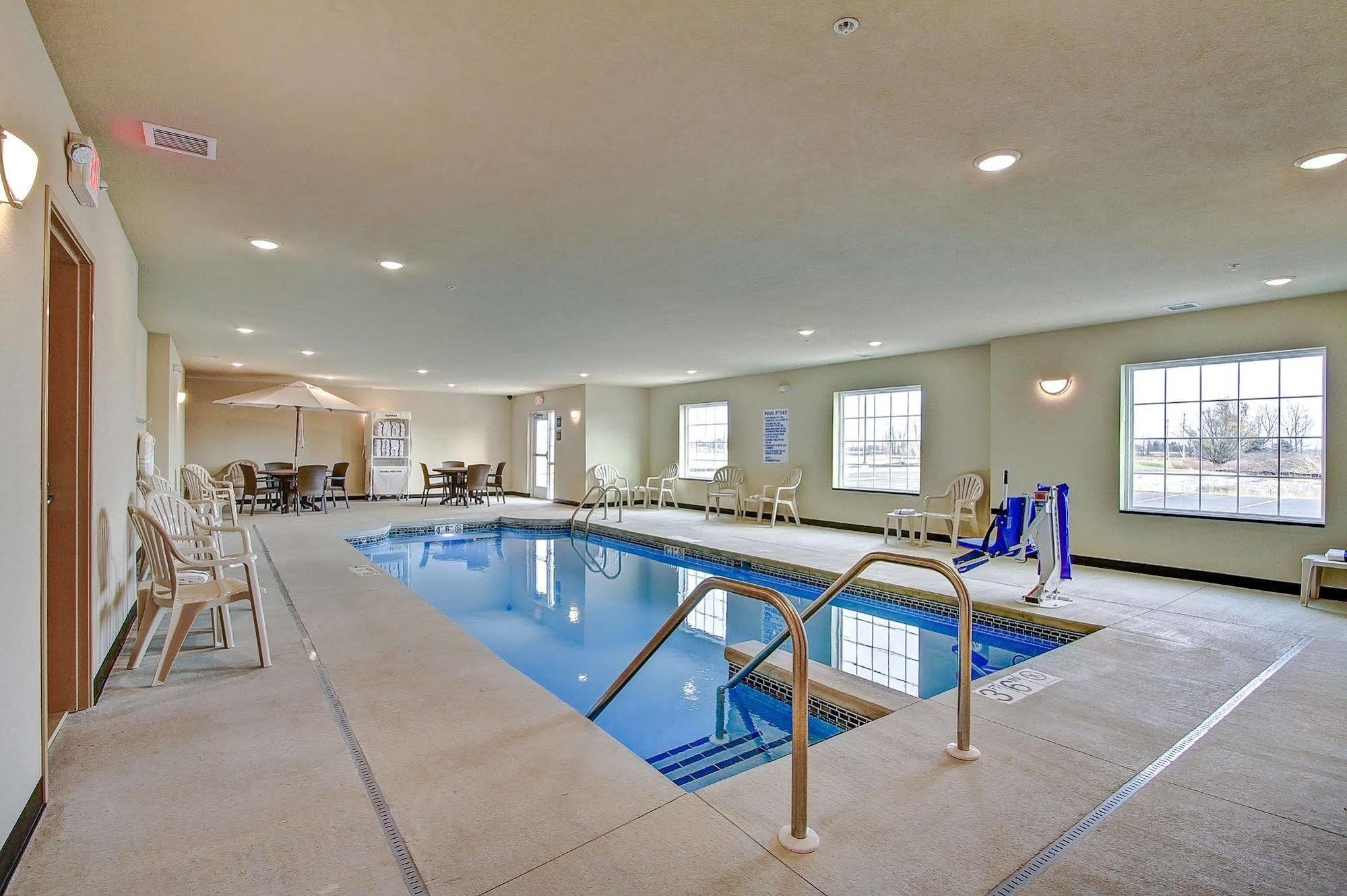 Cobblestone Hotel&Suites Pulaski/Green Bay Buitenkant foto
