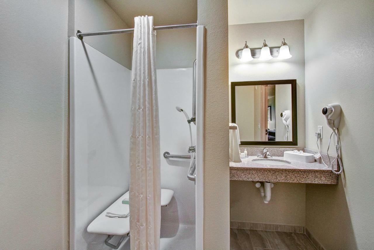 Cobblestone Hotel&Suites Pulaski/Green Bay Buitenkant foto
