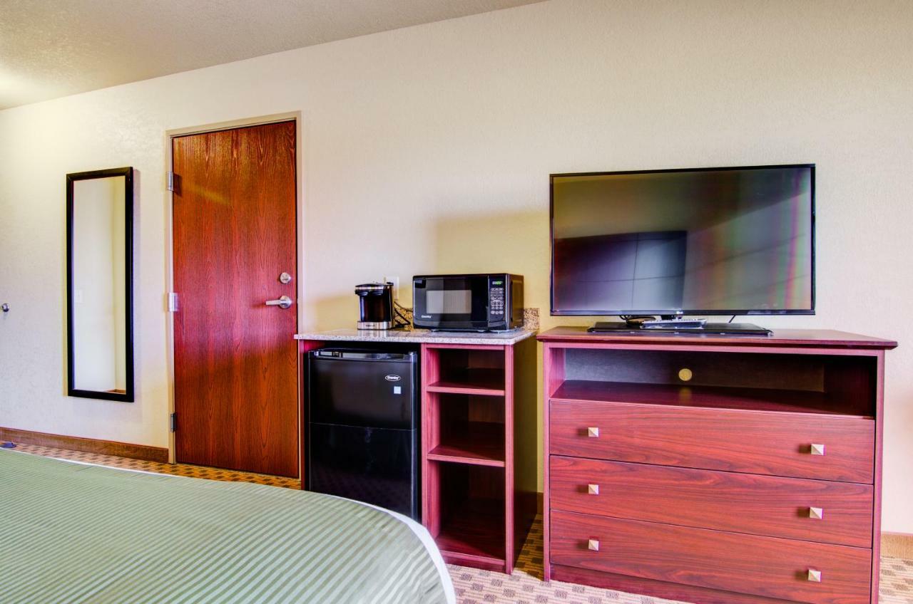 Cobblestone Hotel&Suites Pulaski/Green Bay Buitenkant foto